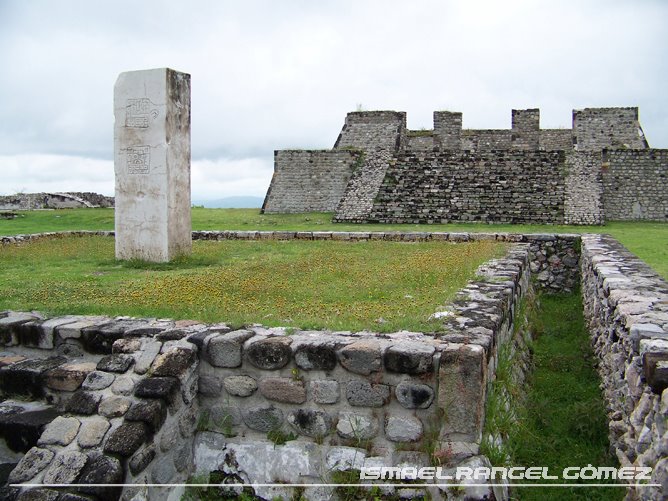 ESTELA Y ESTRUCTURA OESTE, XOCHICALCO, MORELOS by Ismael Rangel Gómez