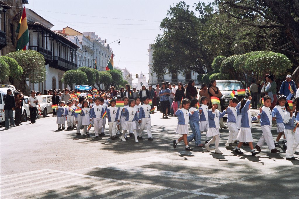 2004, desfile en la Plaza de Sucre by Nestor C.