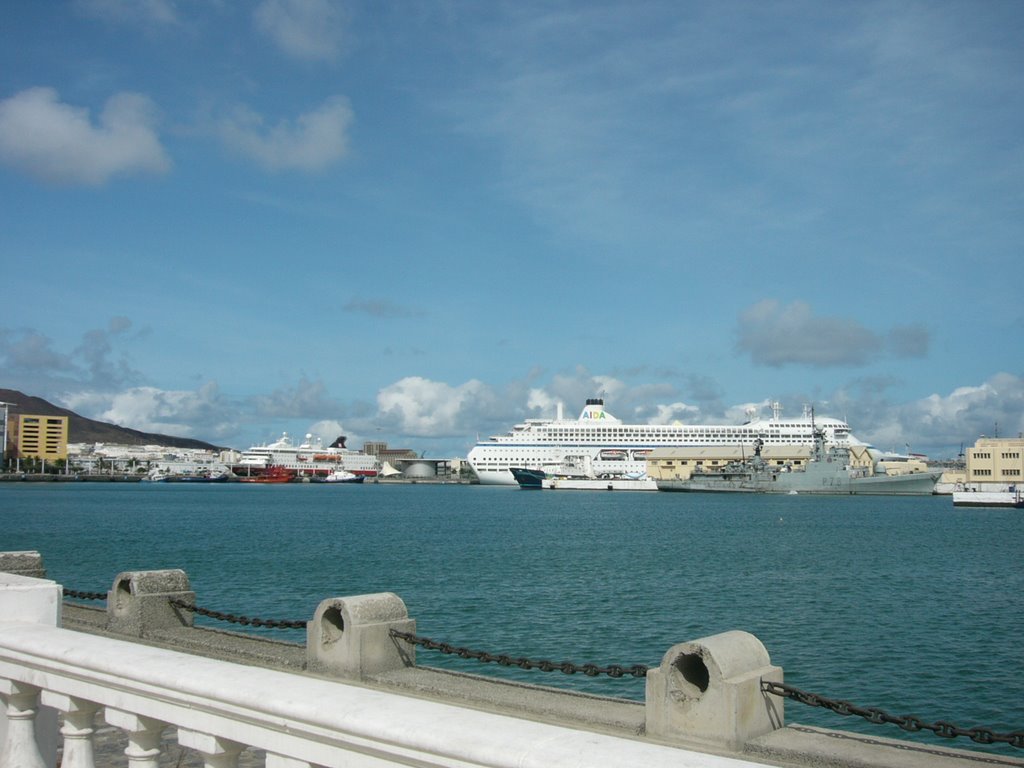 Muelle de Sta. Catalina. Puerto de la Luz. Las Palmas de Gran Canaria. España by Jose M. Aliende