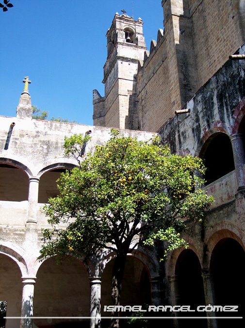 CLAUSTRO Y CAMPANARIO, HUEJOTZINGO, PUEBLA by Ismael Rangel Gómez