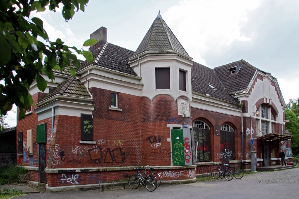 Das Bahnhofsgebäude in Dortmund-Kurl by Holger Sangel