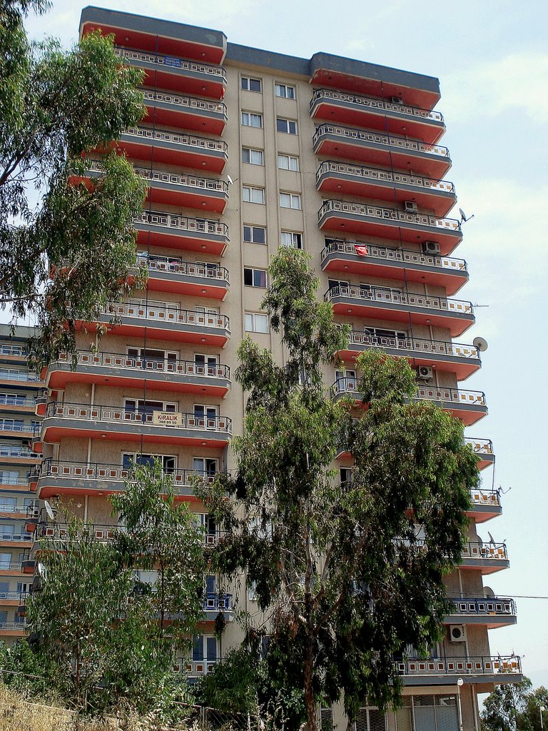 İzmir Bayraklı Cengizhan 75.yıl Mahallesinde Huriye Tunçay apartmanı arkada görünen Yeşil sitem c blok by TANJU KORAY UCAR