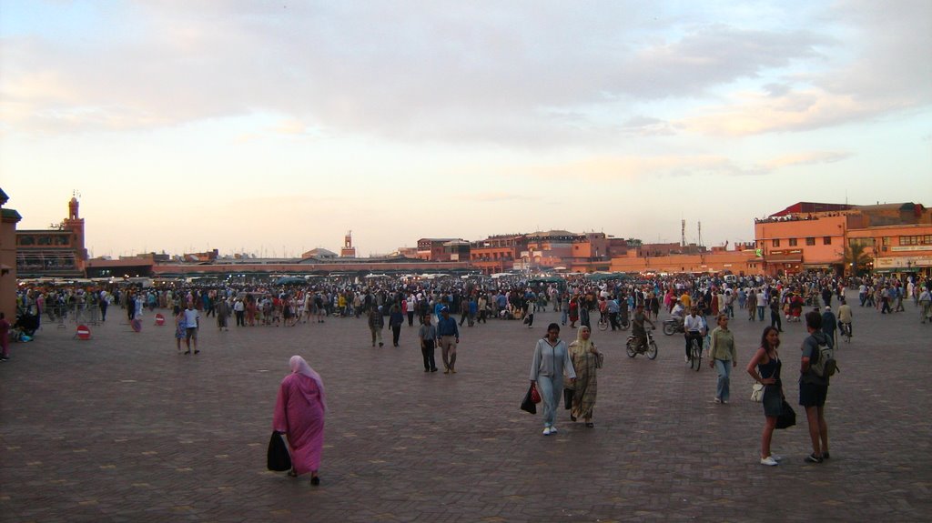 Marrakesh - plaza jemaa el fnaa by roge perez