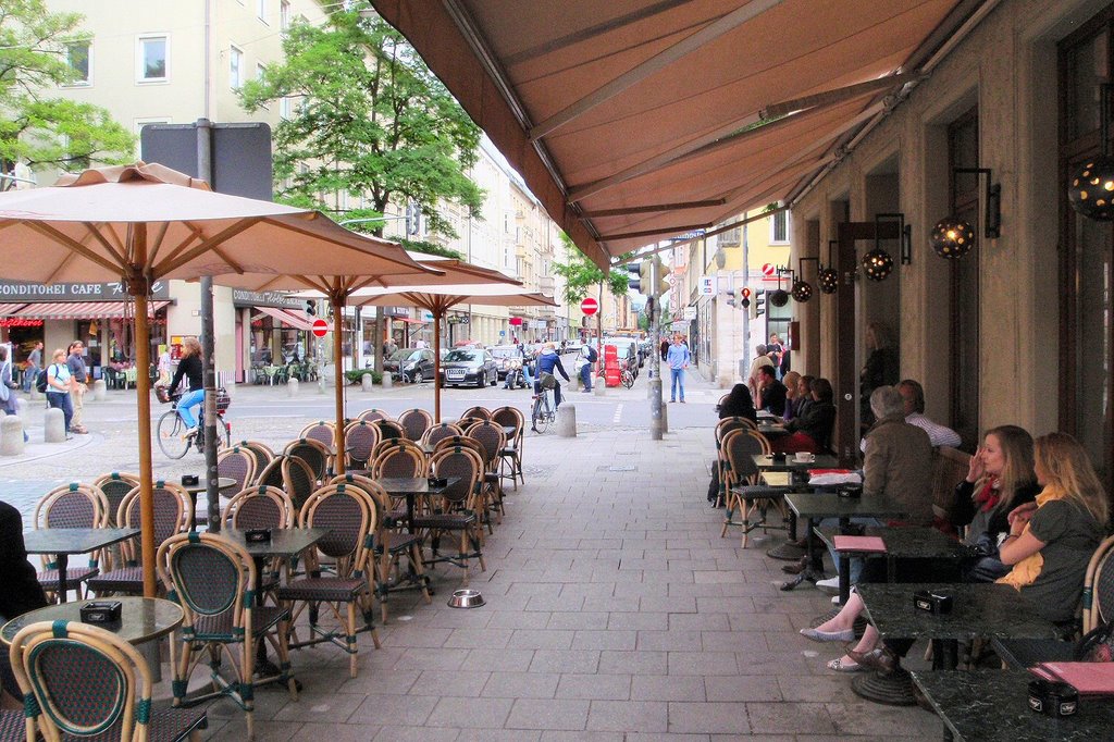 München, Straßencafé in der Türkenstraße by Klaus Rommel