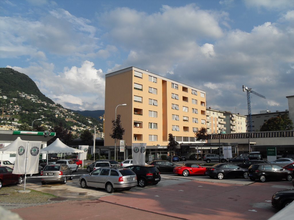 Parcheggio (vista palazzi) by Giuseppe Baratta