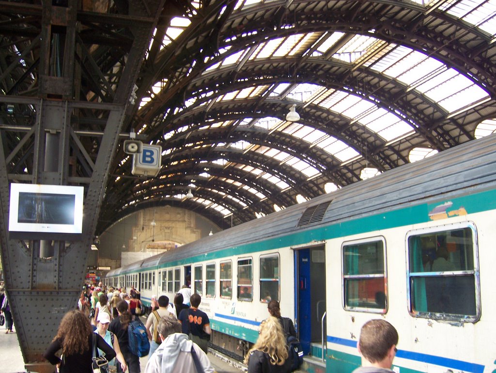 Eingefahrener Regionalzug (R 2565) der Italienischen Staaatsbahn (Ferrovie dello Stato Trenitalia / FS) aus Tirano im Hauptbahnhof Mailand / Milano Centrale (125 m ü. NN) (Elektrolok mit mehreren Nahverkehrswagen) (Do, 28. Mai 2009) by Lf91