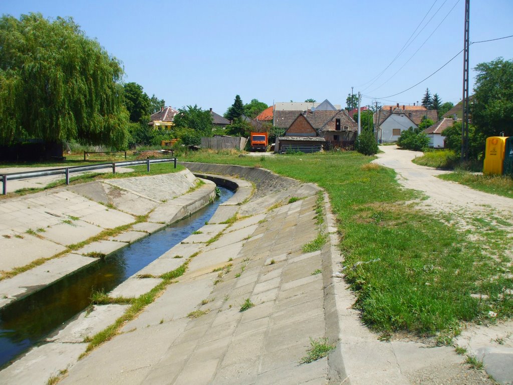 Soroksári látkép a Láva köz irányában,a Vadevezős utcai patakhídról,2009 június 10-én by Vastalicska