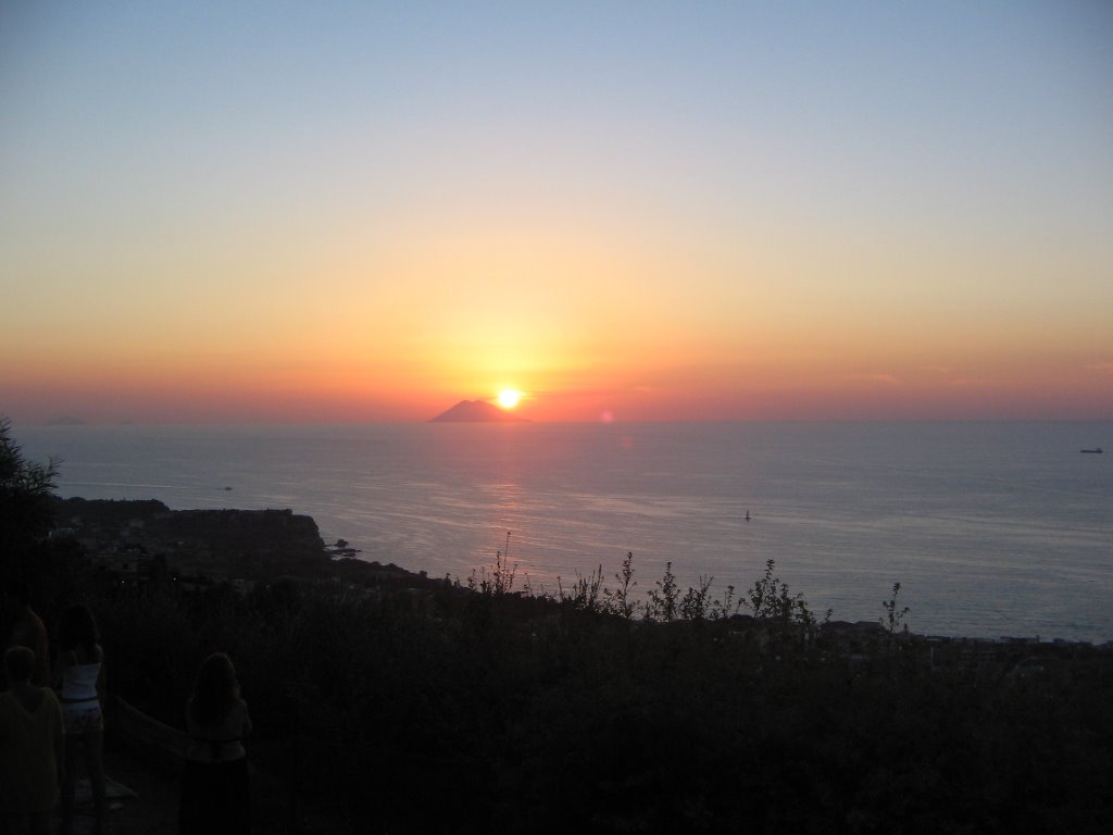 14-08-06, Tropea, sullo sfondo un magnifico tramonto con Stromboli protagonista by Arciere82