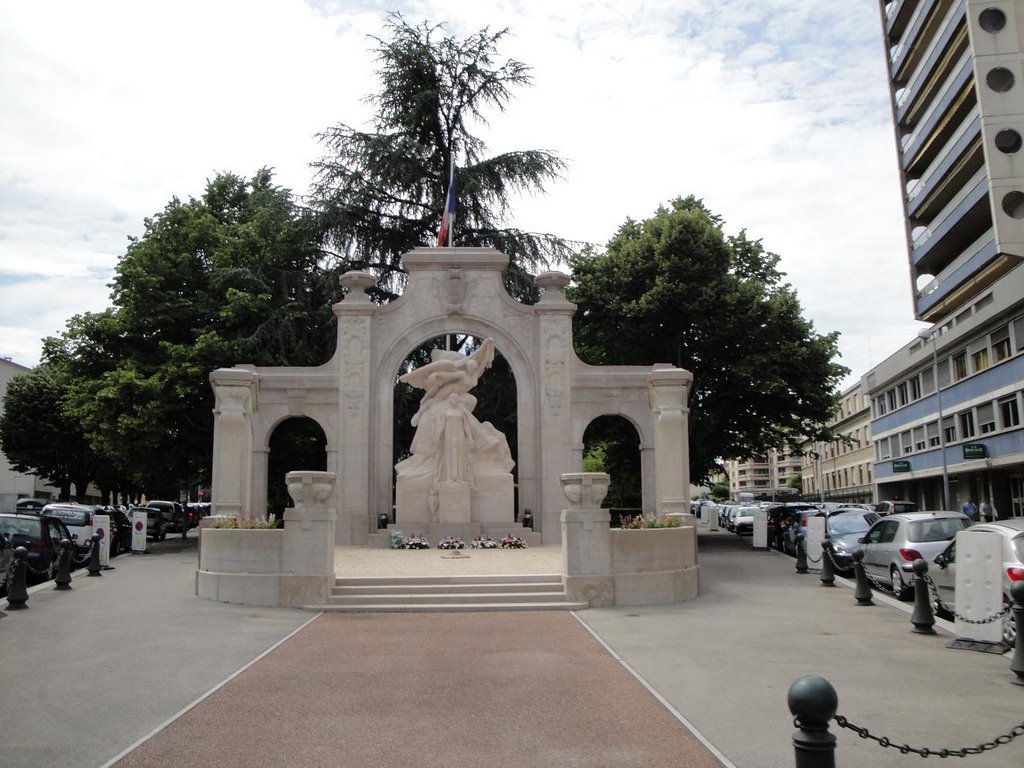 Monument aux morts Place Joubert by laurent01