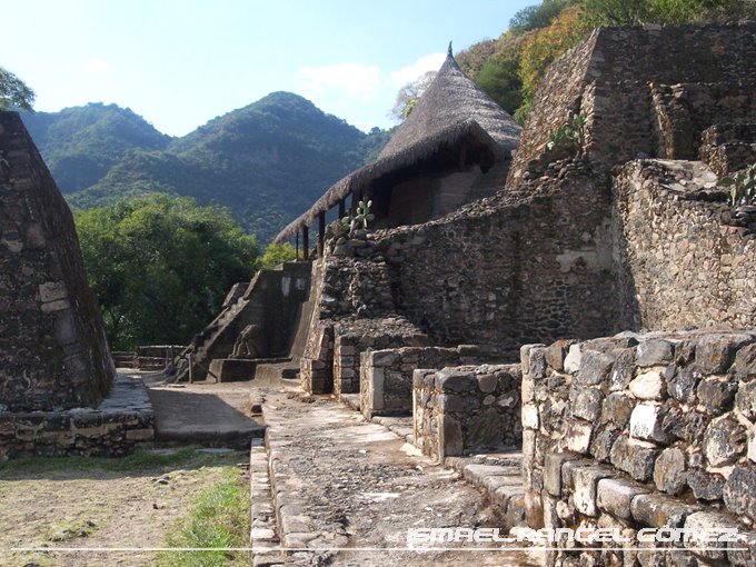 ESTRUCTURA III Y I, MALINALCO, ESTADO DE MÉXICO by Ismael Rangel Gómez