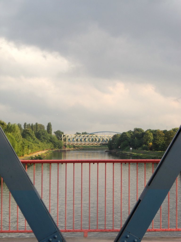 Brücke über Rhein Hernekanal by parcelpanic