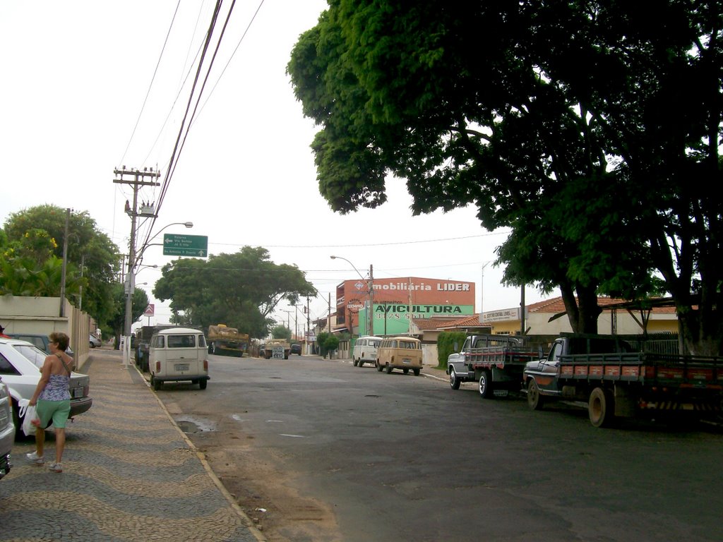 Adiante Praça São João Batista, seguindo sempre reto, Bairro São Luíz by Cleuza Daros