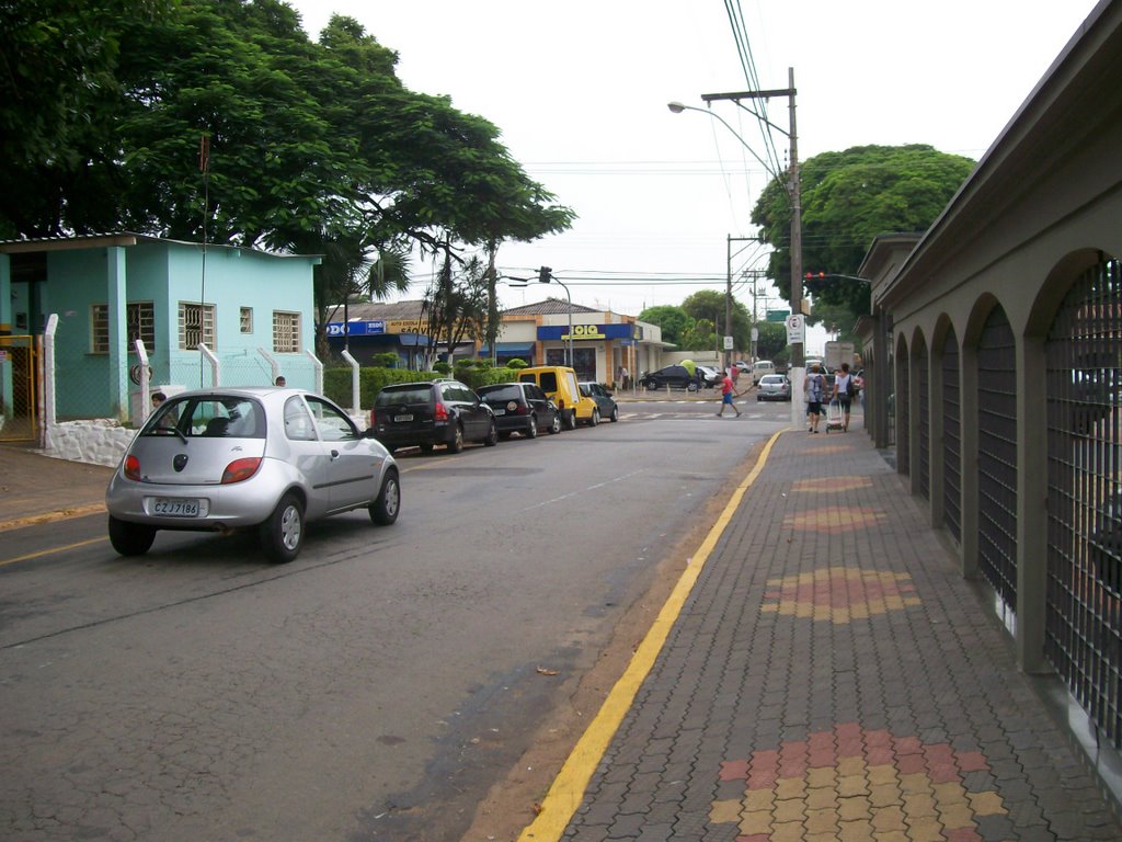 Rua São Vito, entre a Regional (à esquerda) e a Igreja São Vito (à direita) by Cleuza Daros