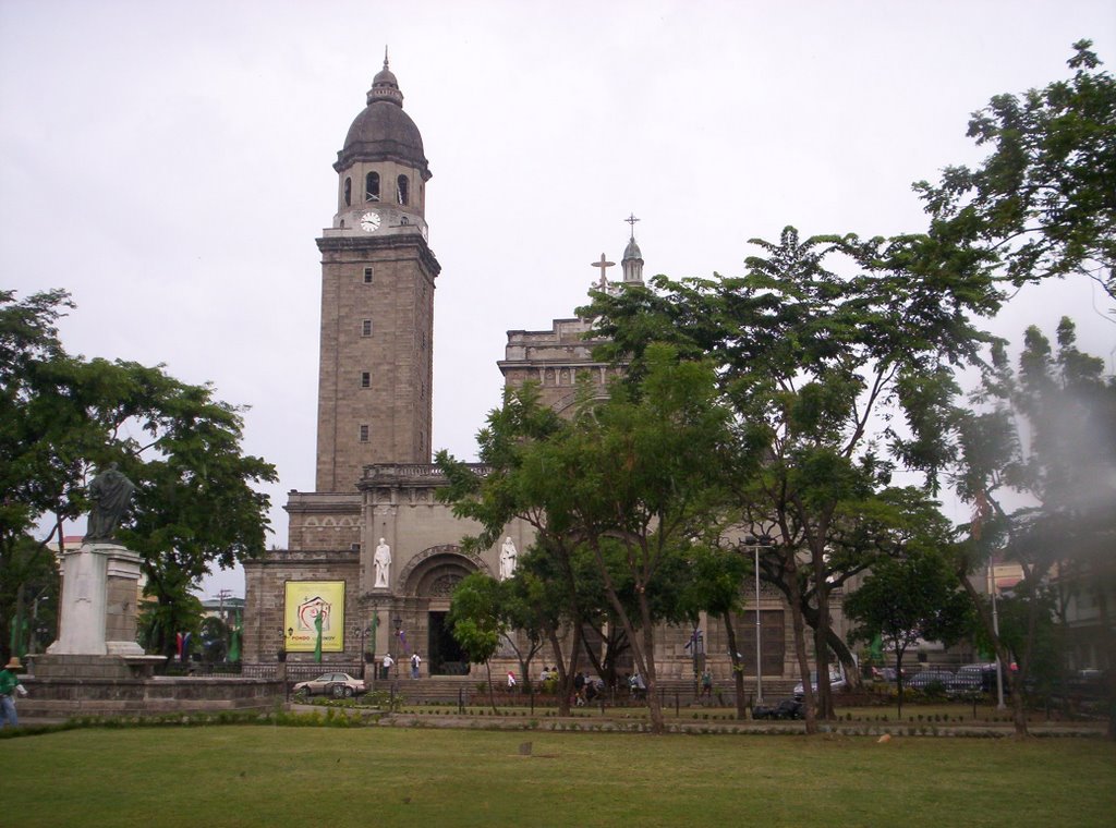 Manila cathedral by captnburno