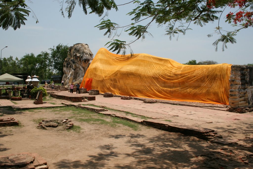 Liegender Buddha - Ayutthaya by Lothar Reeg