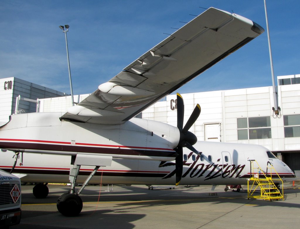 Horizon Air DHC-8 (N418QX) - Seattle-Tacoma Int´l. (SEA), WA, USA. by André Bonacin