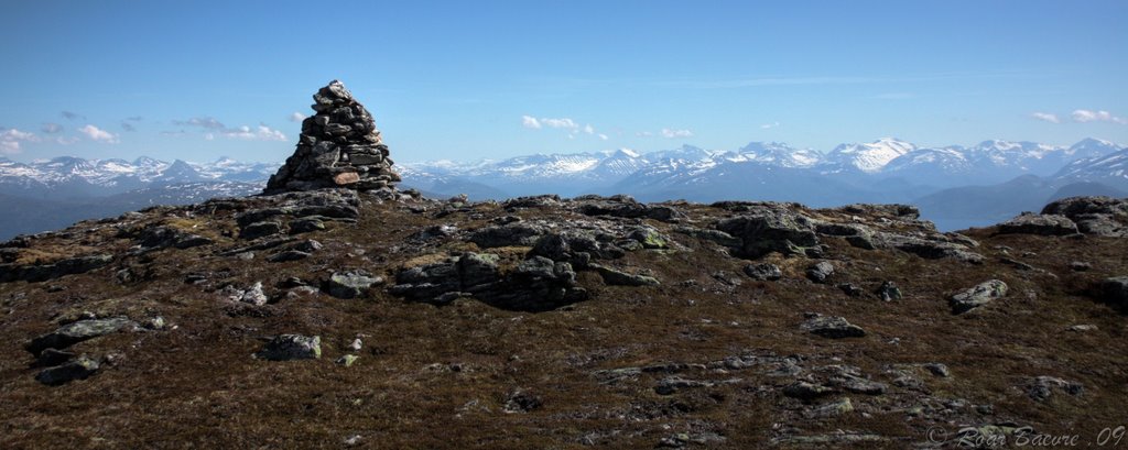 The peaks of trollheimen seen from Saksa. by RoarX