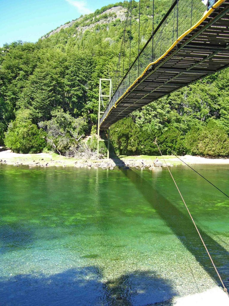 Puente colgante sobre el río Arrayanes by Pablo Diego Di Marti…