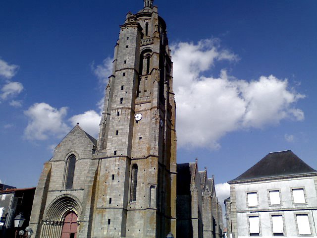 L'église Notre-Dame de Bressuire by Erwan Corre