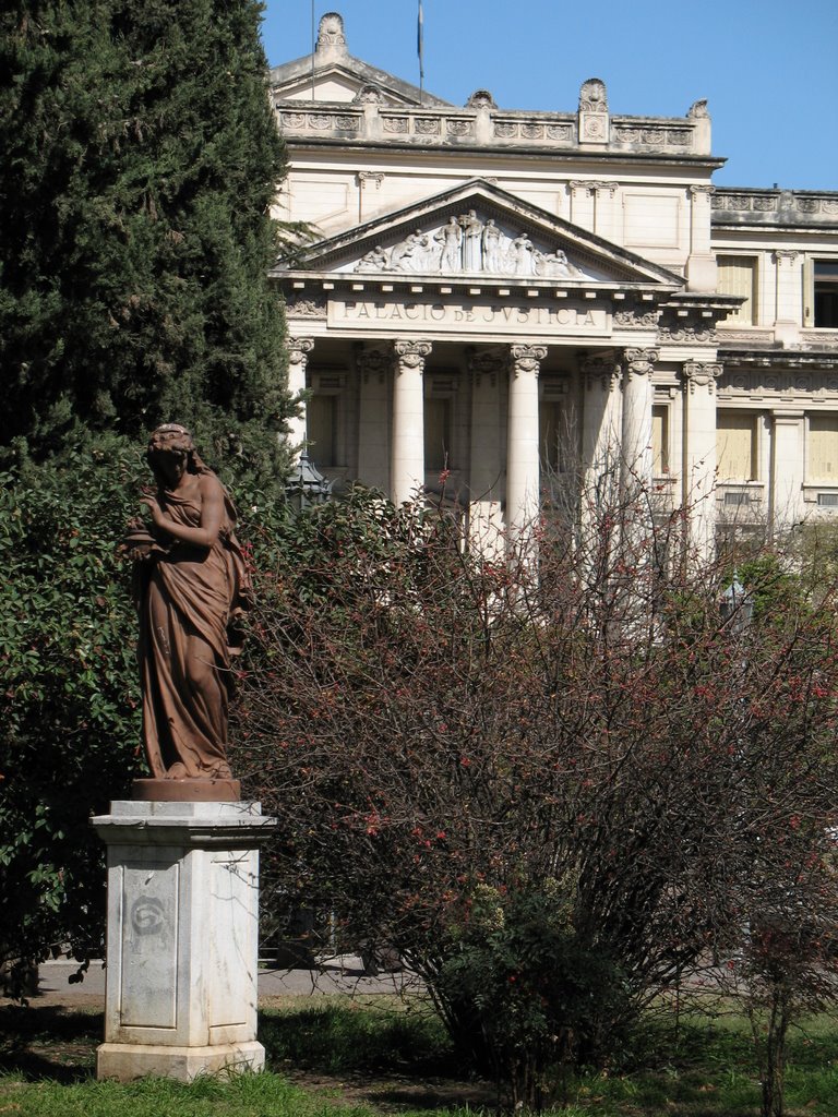 Estatuillas en Paseo Sobremonte by viejanuevacordoba