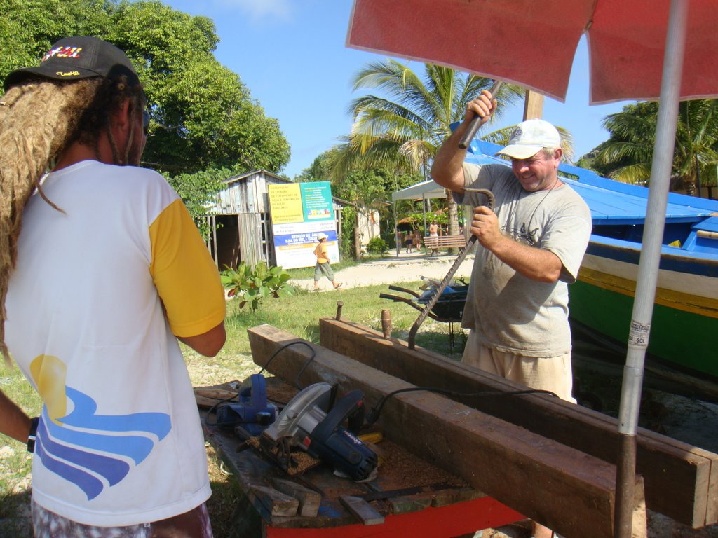 Reforma de barco na Encantadas na Ilha do Mel - Paranaguá - Paraná - Brasil by Paulo Yuji Takarada