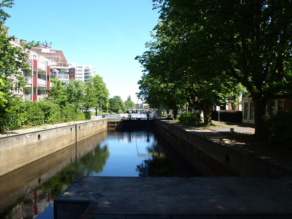 Groningen Bij de Sluis richting Reitdiep by Hans R van der Woude