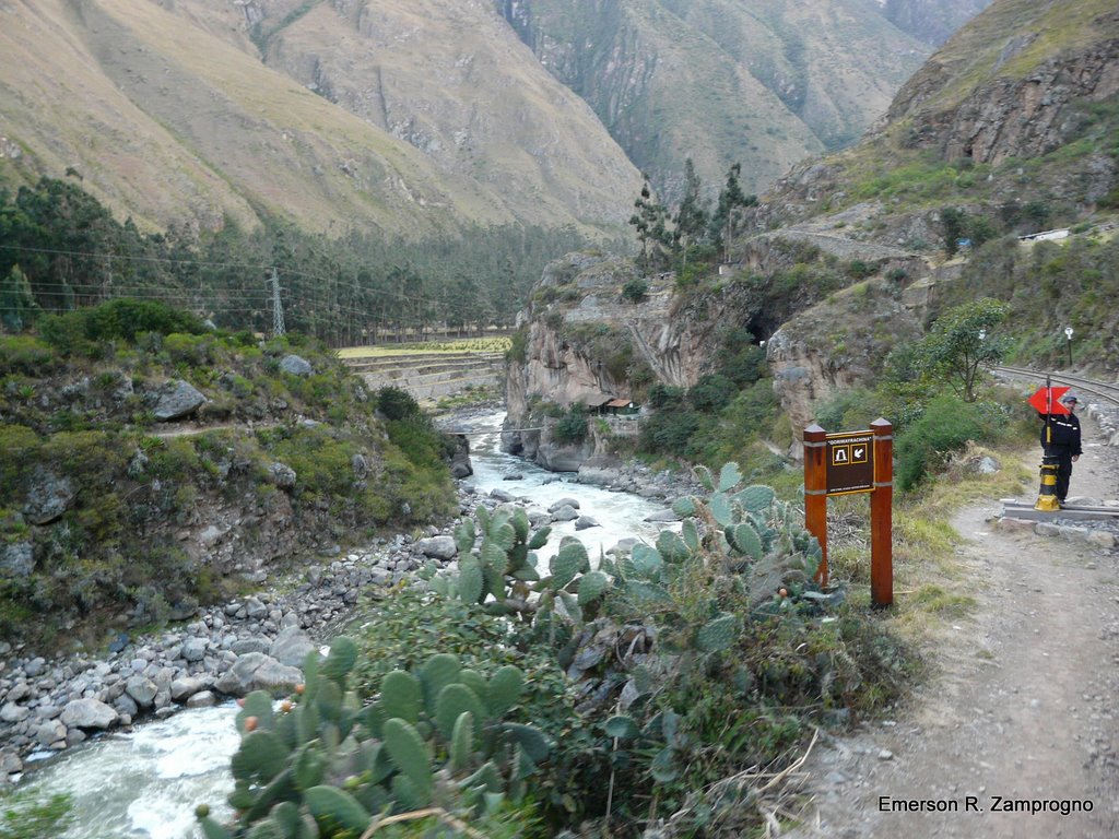 Funcionário da ferrovia no Vale Sagrado dos Incas / ezamprogno by Emerson R. Zamprogno