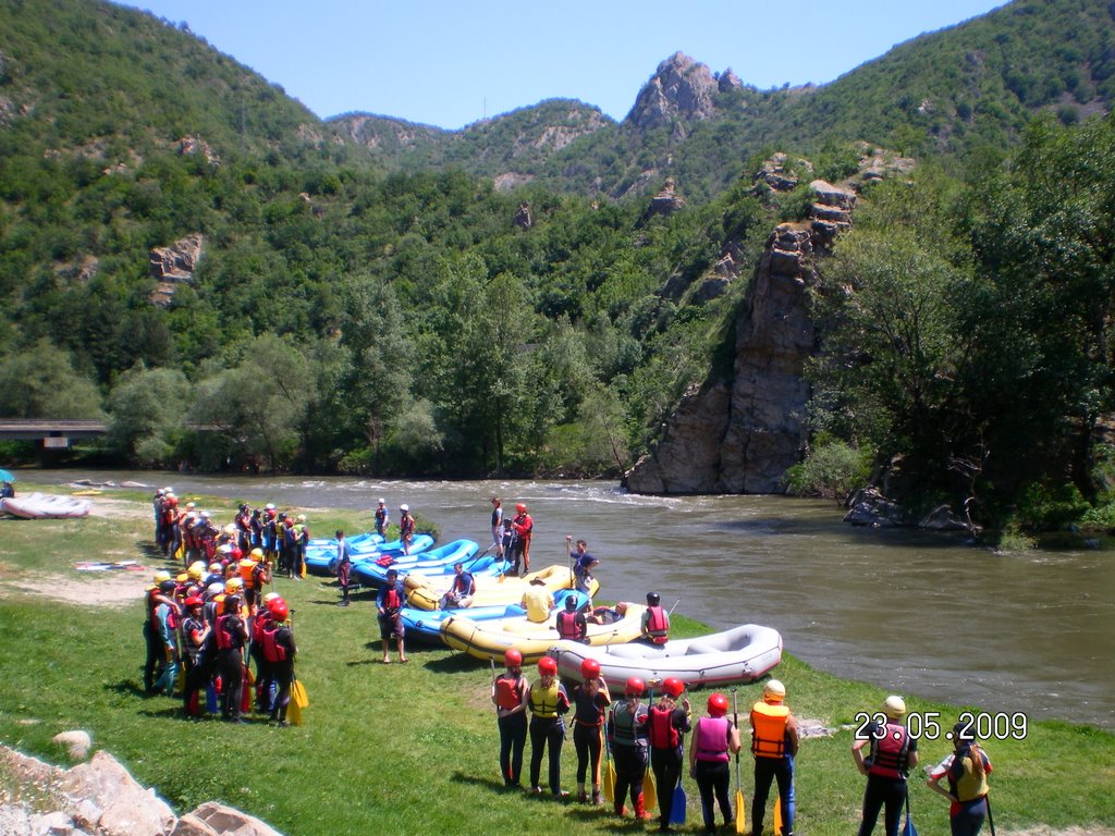 Rafting by Hristo Lozanov