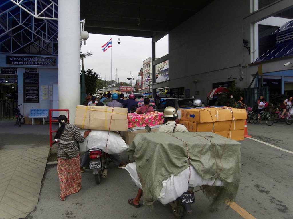 Leaving Mae Sai to Myanmar June 2009 by gofoto