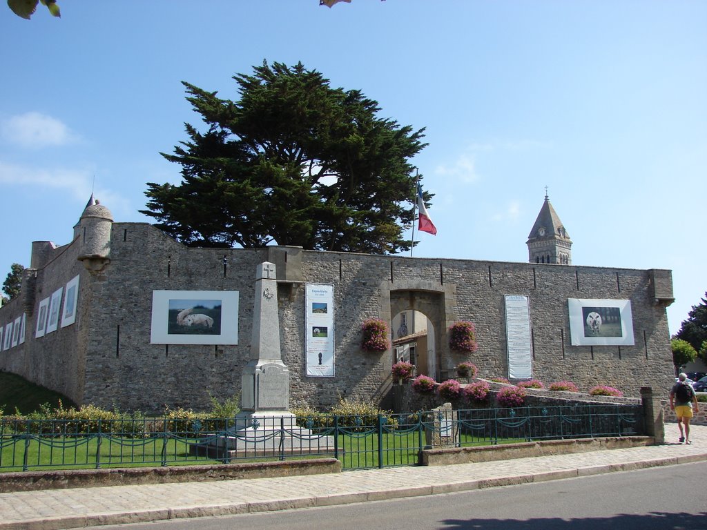 Monument aux Morts, Château; Noirmoutier-en-l'Île, Pays de la Loire, France by M.Strīķis