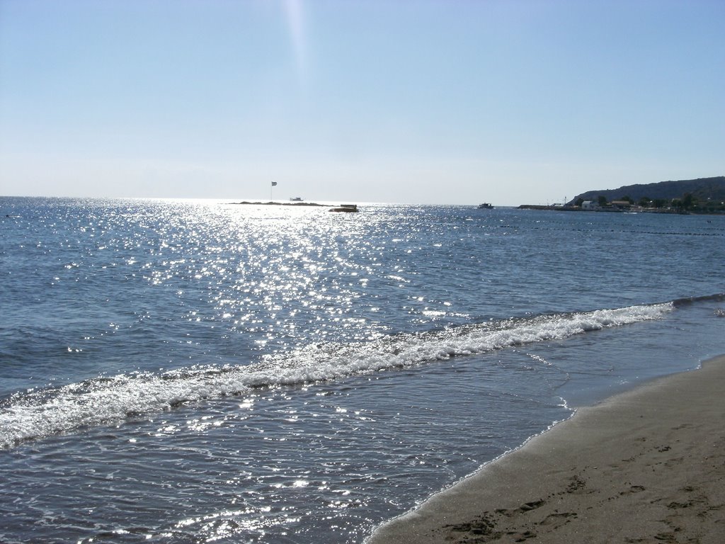 Morgens am Strand von Faliraki by jonaspapa