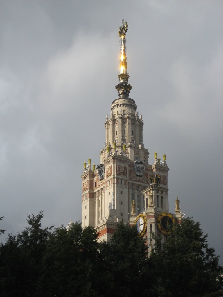 Moskow State University from Lebedeva Street by Miguel Cabañas