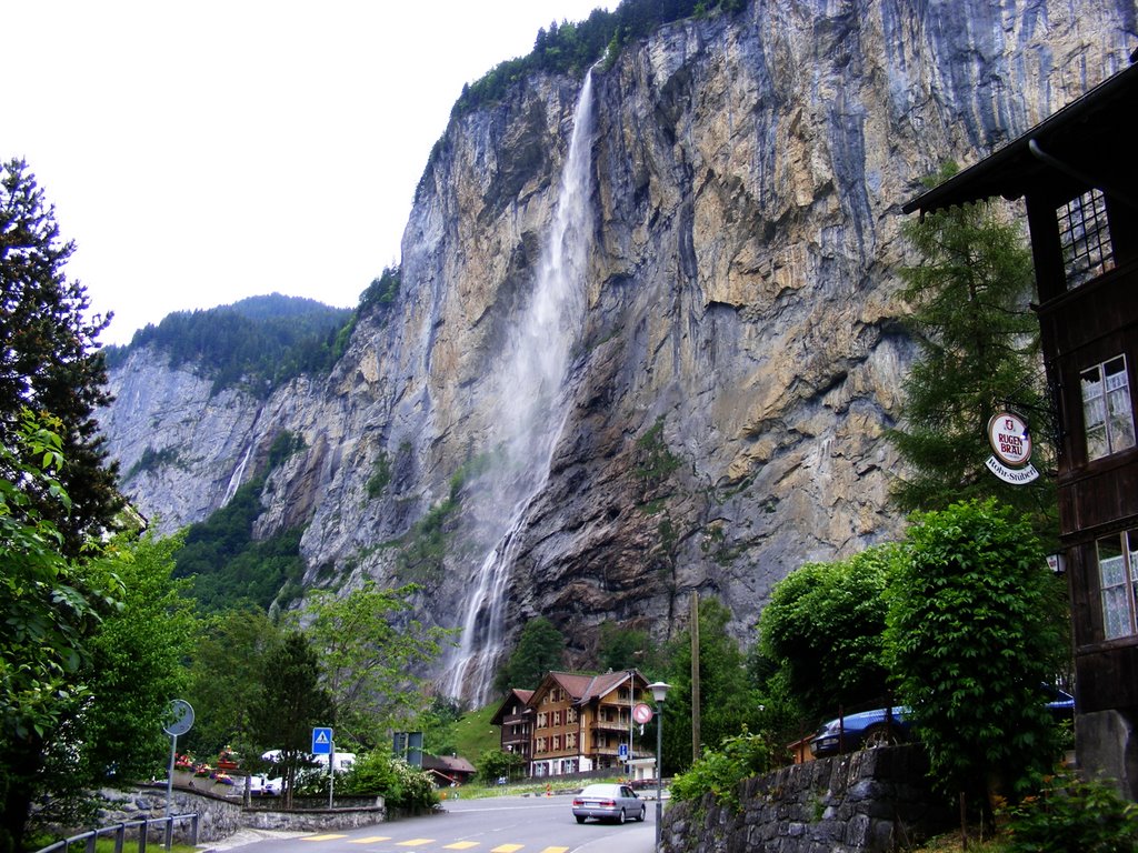 Lauterbrunnen -cascada by teodor cardei