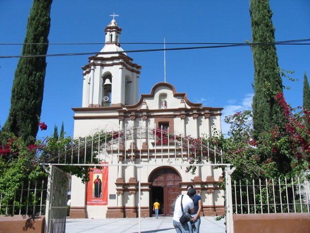 Beso en la Iglesia Galeane Nuevo Leon by ivanmonterrey