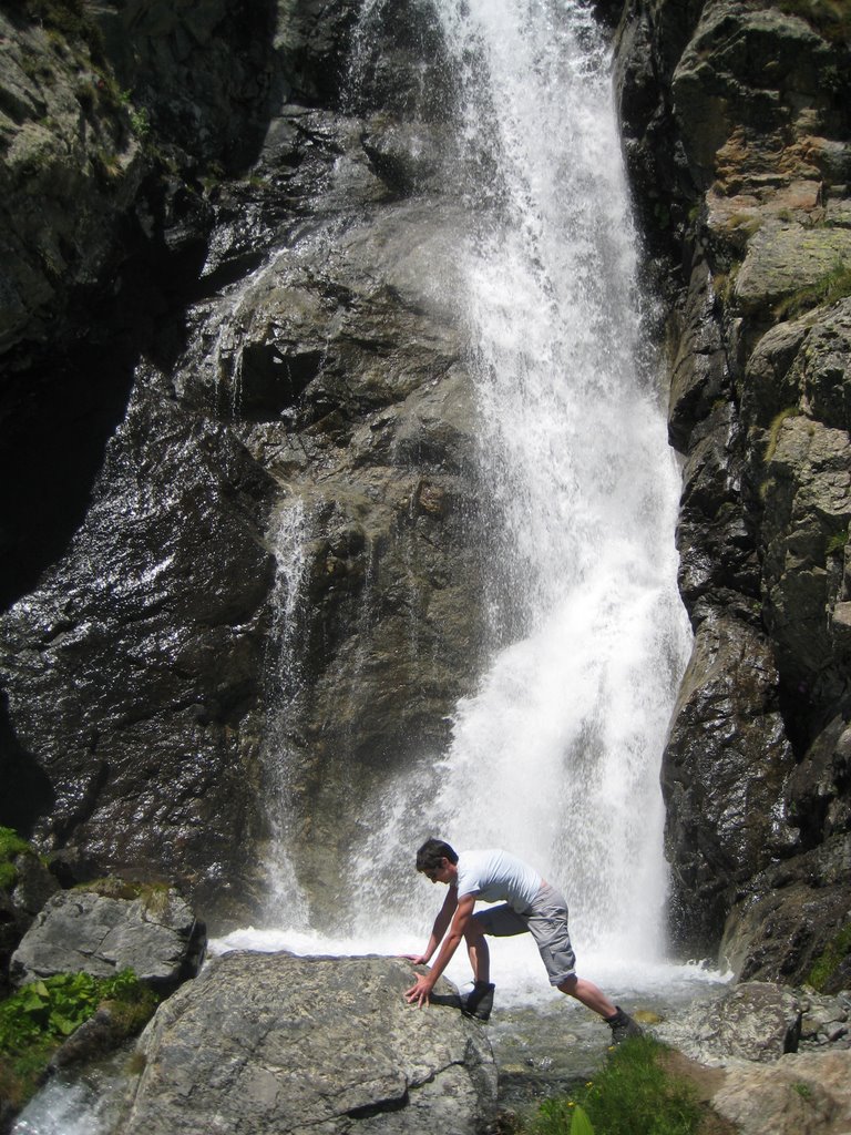 Cascade et alpiniste by Catv