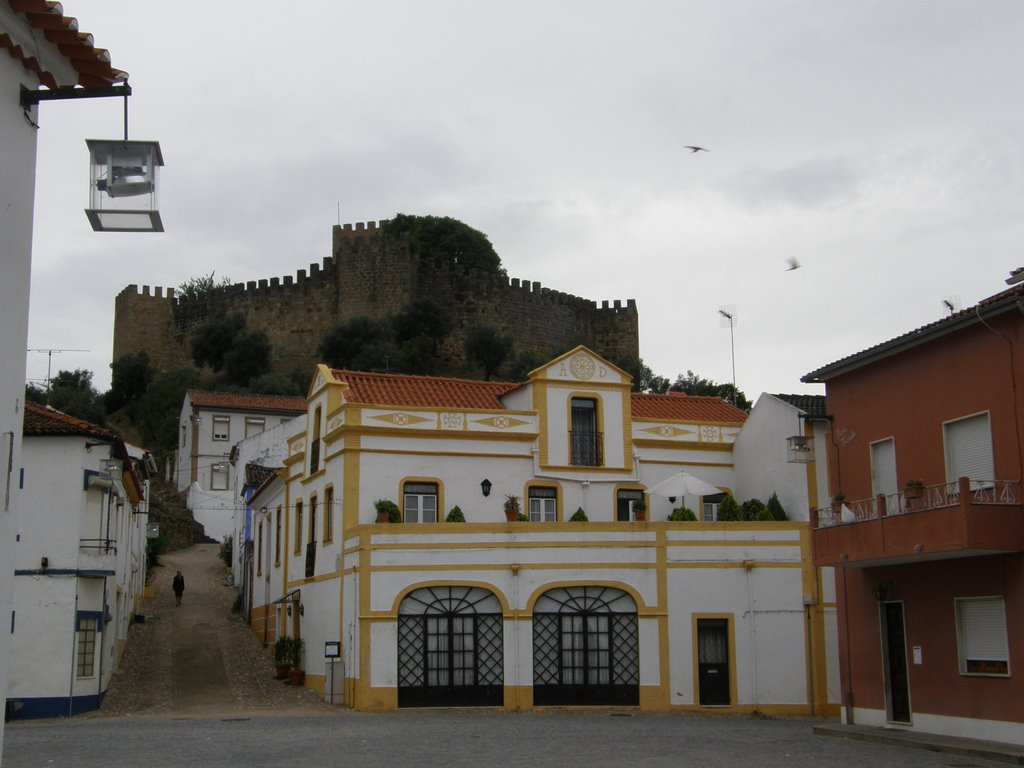 O castelo visto do Largo do Pelourinho by Luís Seixas