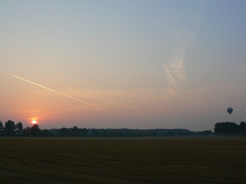 Sonnenaufgang mit Heißluftballon in Mesum by gutschy_mesum