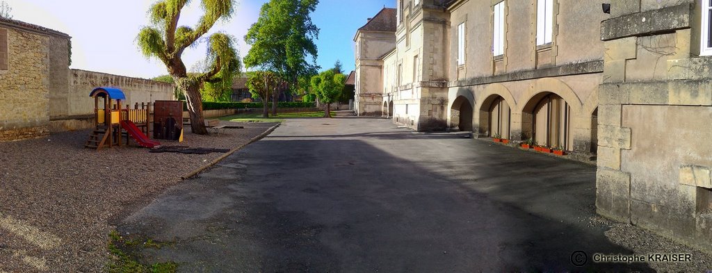 La cour de l'école de Tremolat by Le panda landais