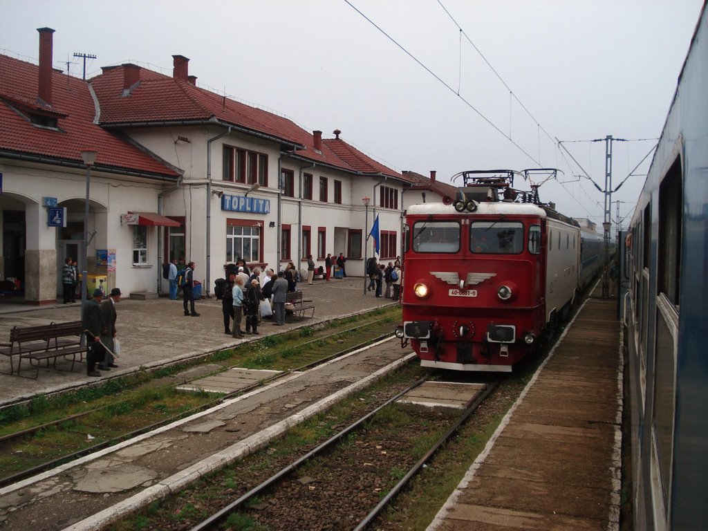 A maroshévízi vasútállomás (Railway station) by Cseke László