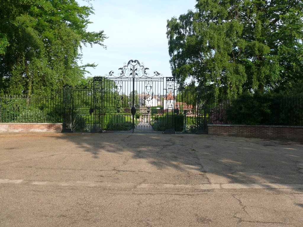 Rowntree Park main gates on Terry Avenue by newborough