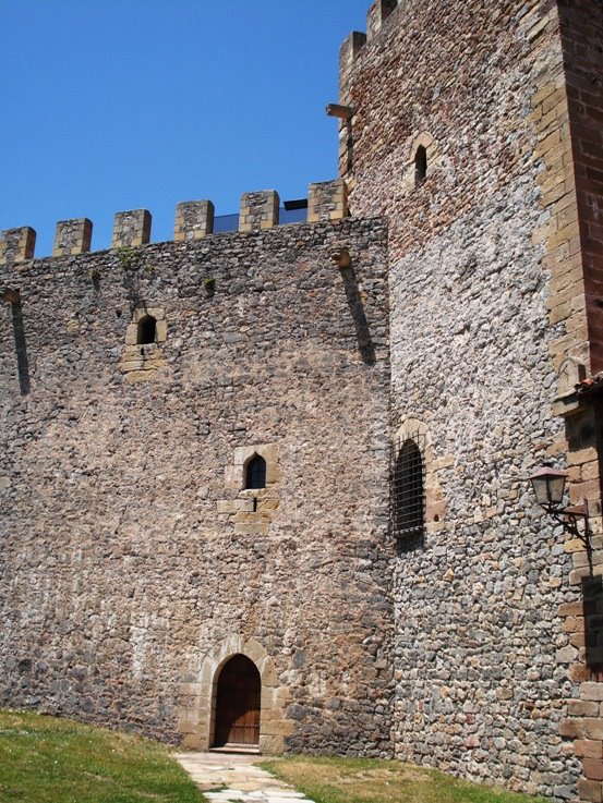 Patio del Castillo de Argüeso by jesusspider