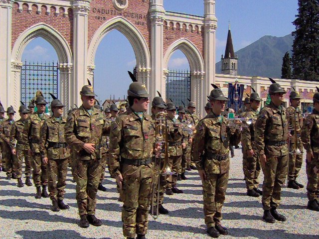 La banda degli alpini al cimitero militare di Arsiero by un fante