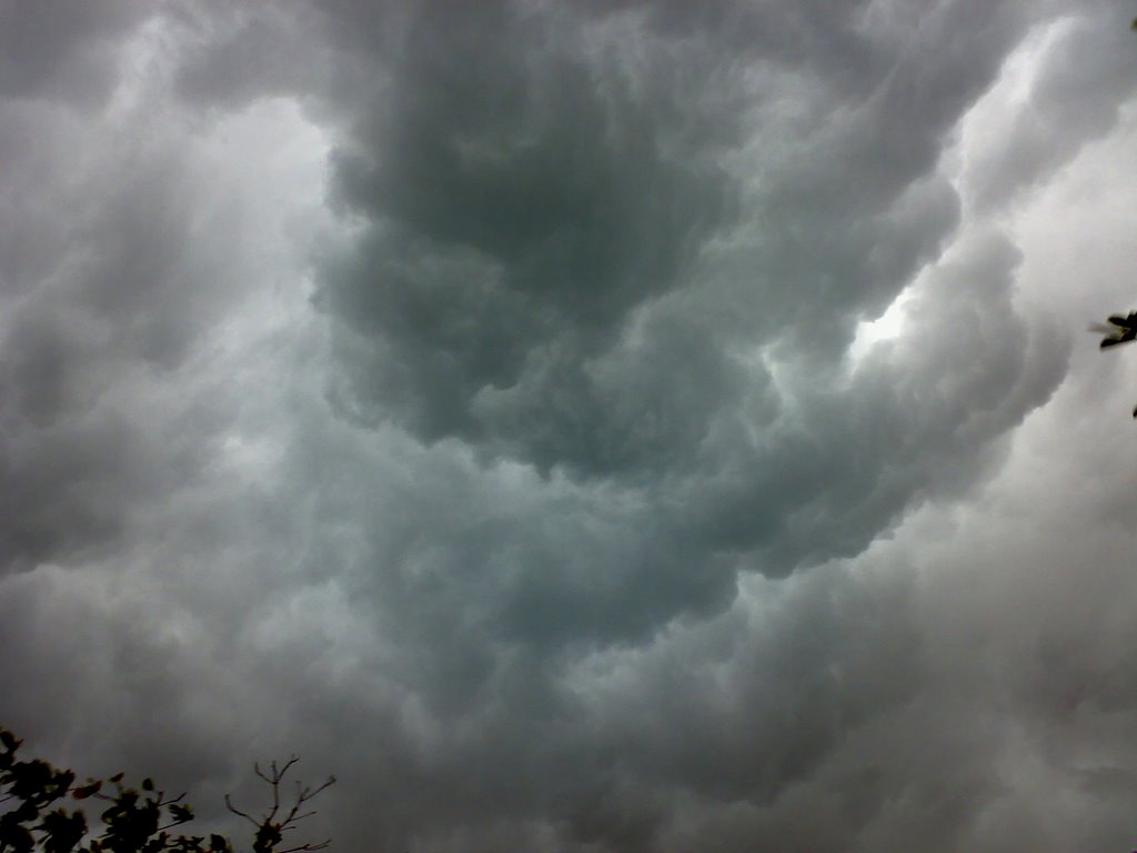 Storm is coming,Patong - May 2007 by Cioong