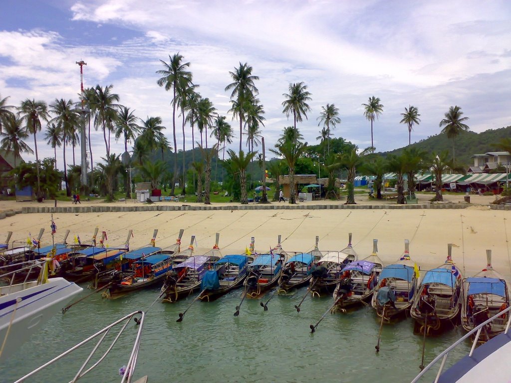 Koh Phi Phi Don,longtail boats,May 2007 by Cioong