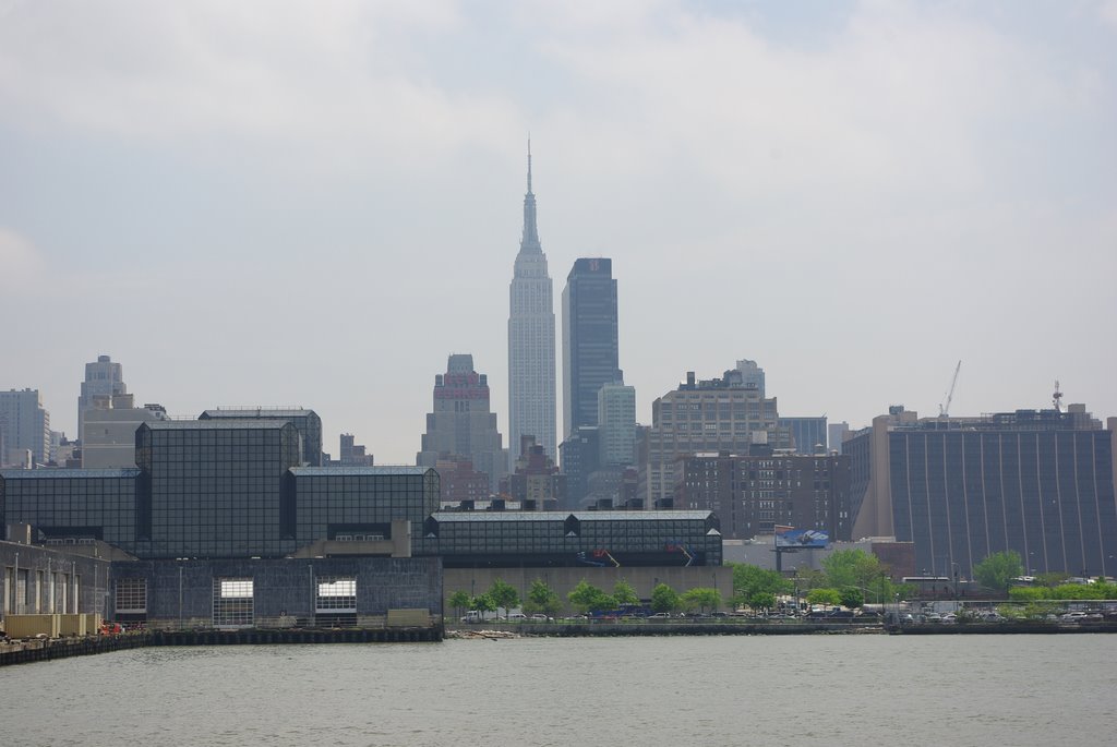 New Yorker, ESB, 1 Penn Plaza by Gert Jonkman