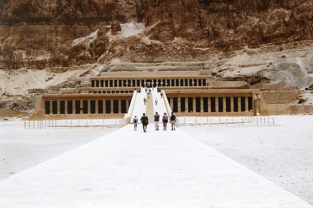 Hatschepsuttempel in Deir el-Bahari 2003 by Peter Pforr