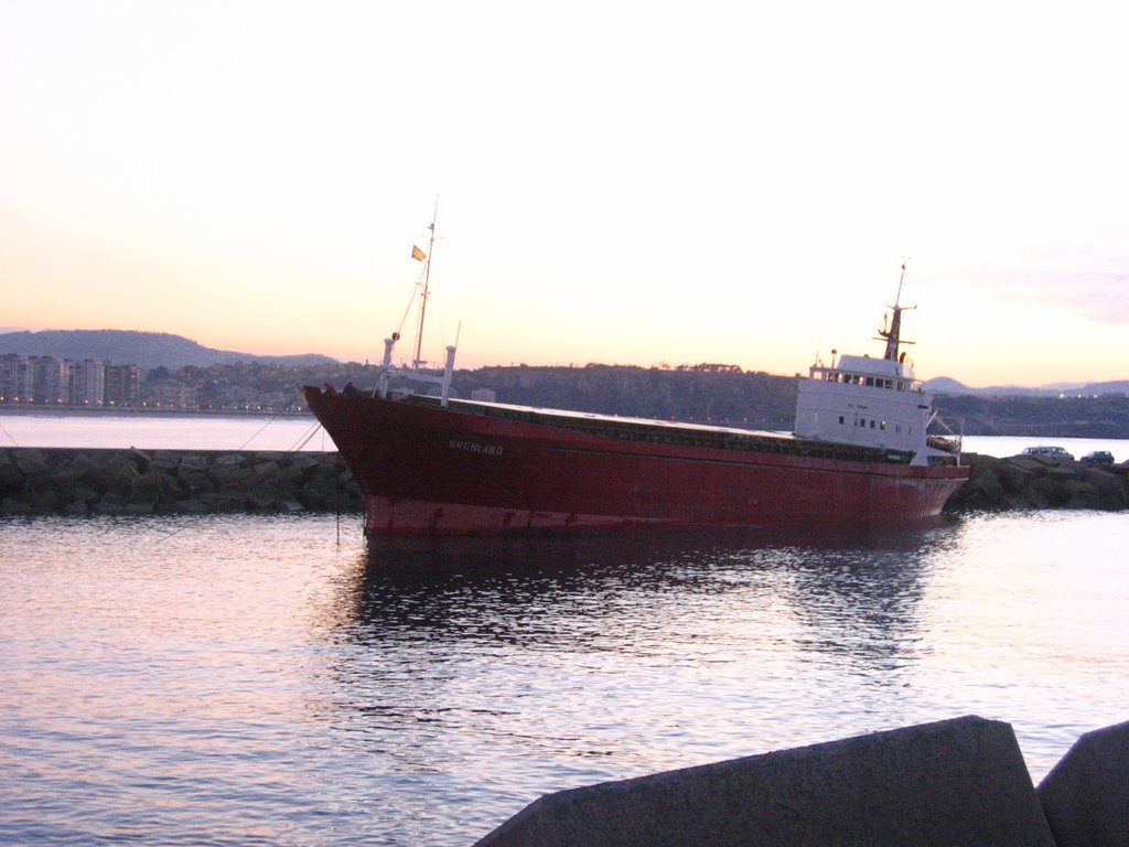 Barco encallado a la entrada del puerto de Avilés by Pablopg77