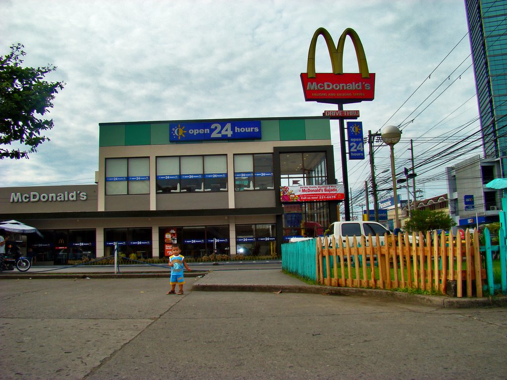 Mc Donald's Bajada by Jim de Francia