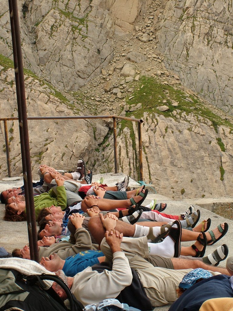 Españolitos en el refugio Sarradet, por la Brecha de Rolando by salderso