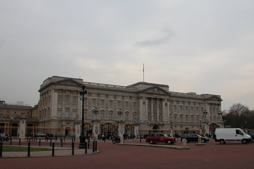 London, UK by Claude Beauchamp